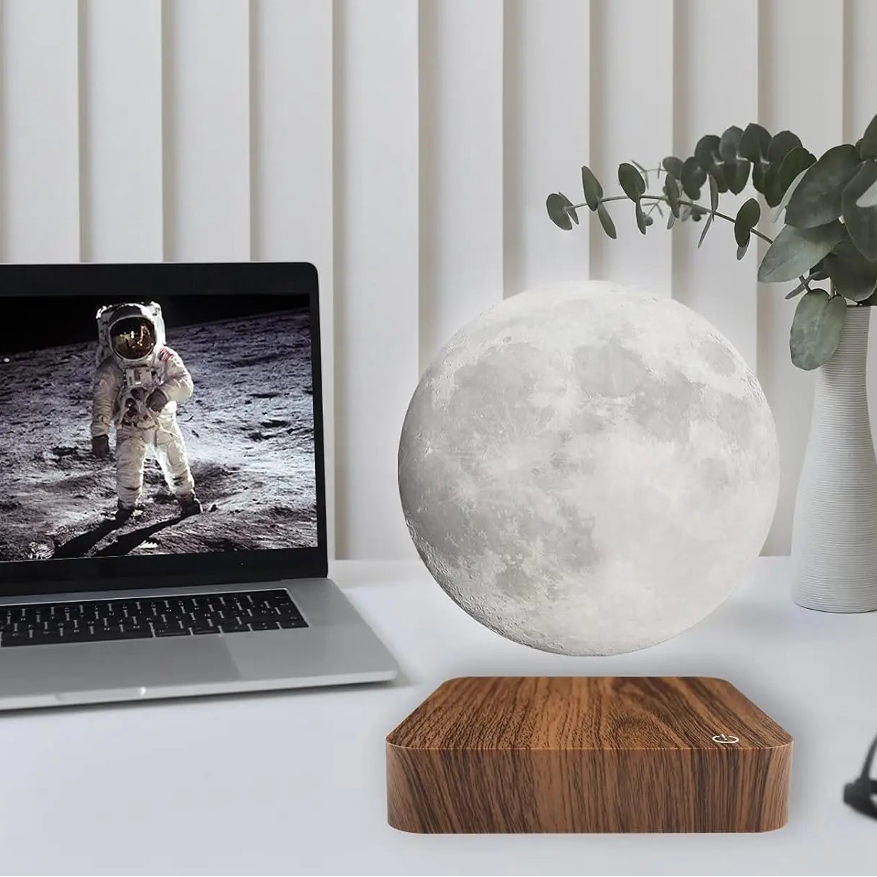 Qamar Floating Magnetic Lamp - 3D LED